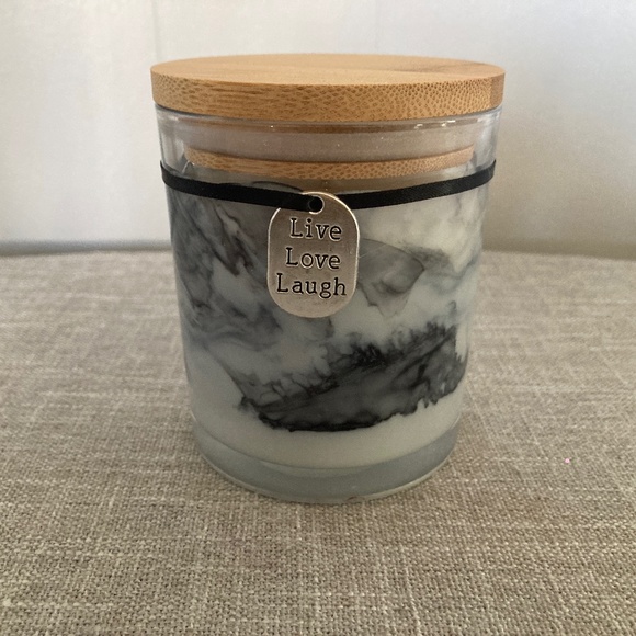 10 ounce, 100% soy black marble candle with charm - Picture 1 of 4
